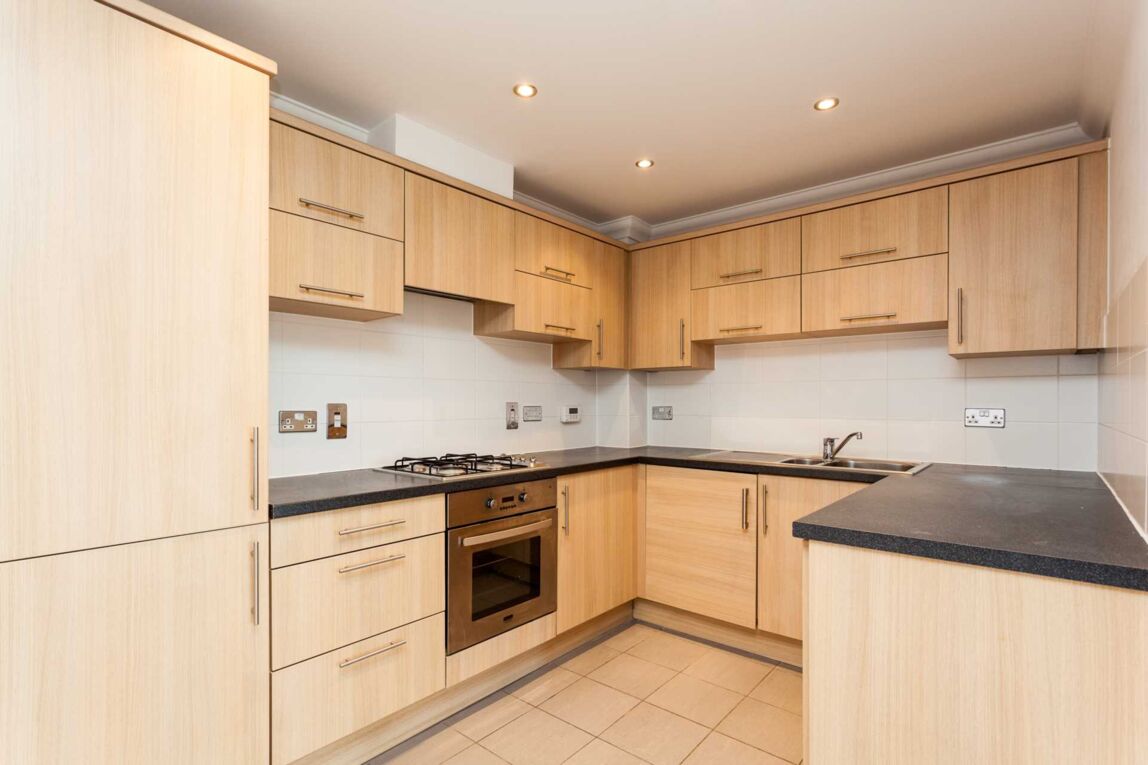 Flat Hurst Court in Horsham