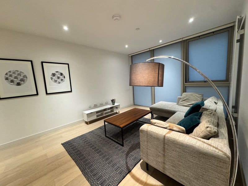 Room Admiralty Avenue in Greater London