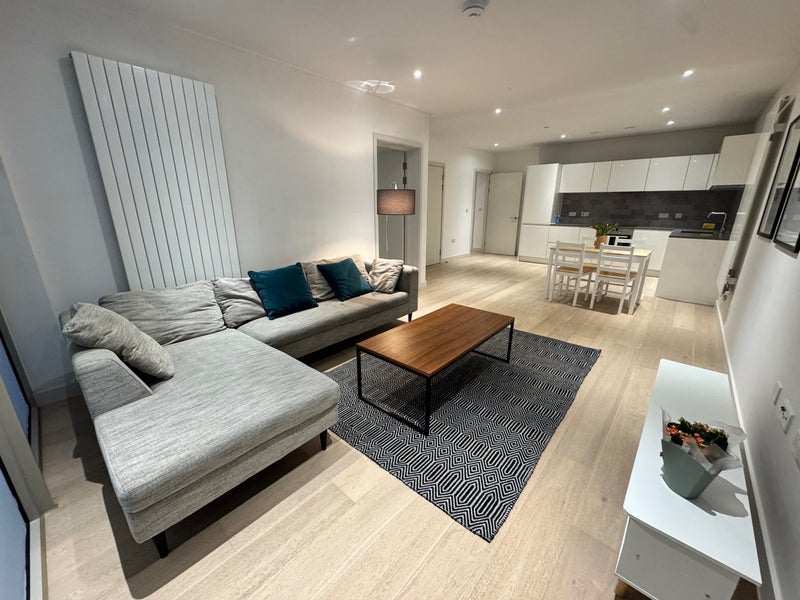Room Admiralty Avenue in Greater London