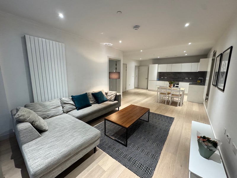 Room Admiralty Avenue in Greater London