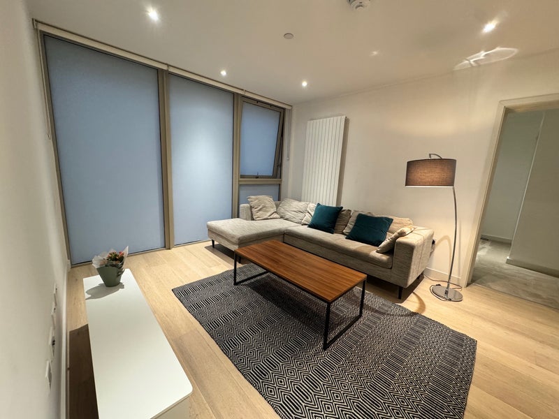 Room Admiralty Avenue in Greater London