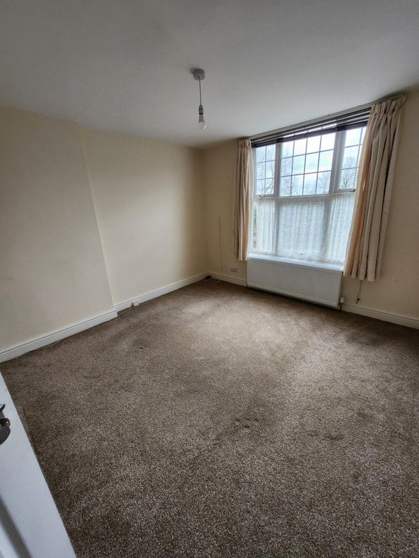Flat Stoughton Drive North in Leicester