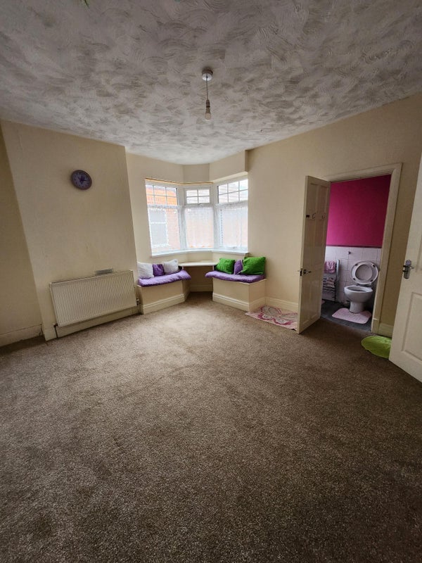 Flat Stoughton Drive North in Leicester