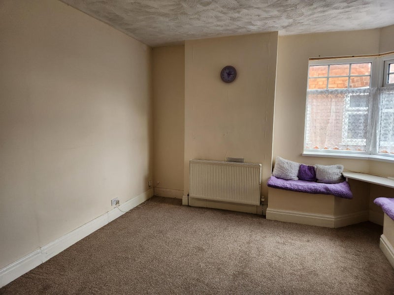 Flat Stoughton Drive North in Leicester