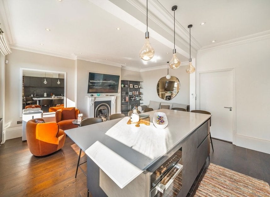 Flat Fellows Road in Greater London