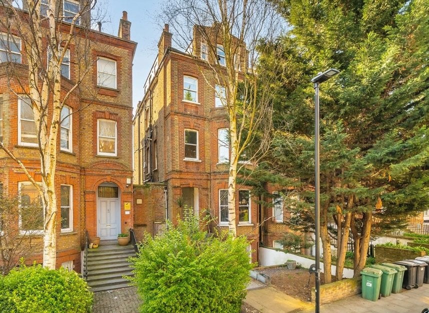 Flat Fellows Road in Greater London