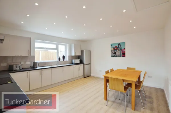Room Vicarage Avenue in South Cambridgeshire