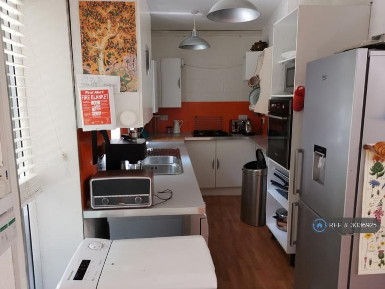 Room Barry Road in Greater London