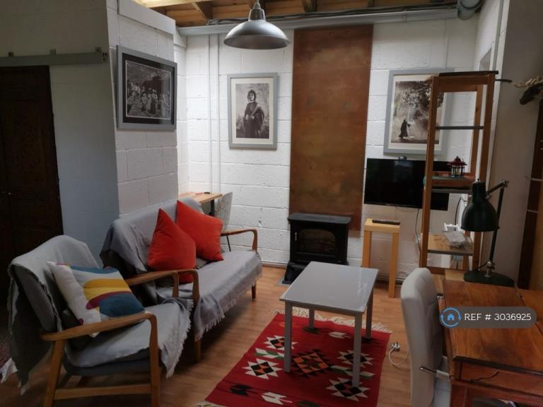 Room Barry Road in Greater London