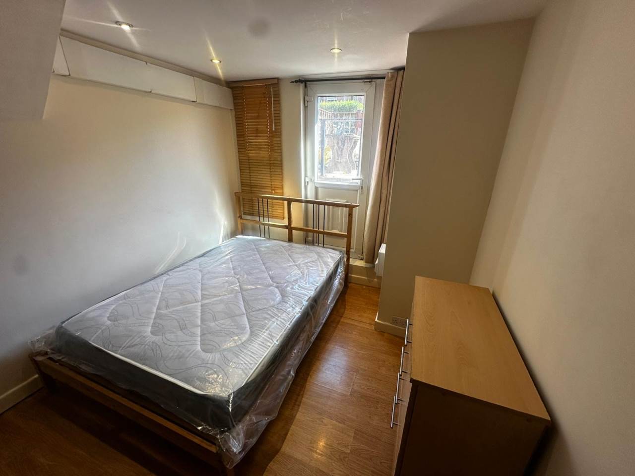 Room Bankfield Road in Leeds
