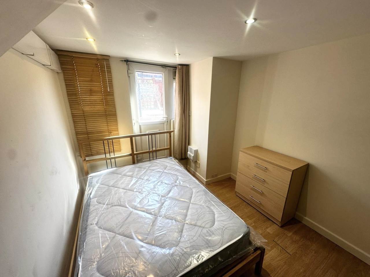 Room Bankfield Road in Leeds