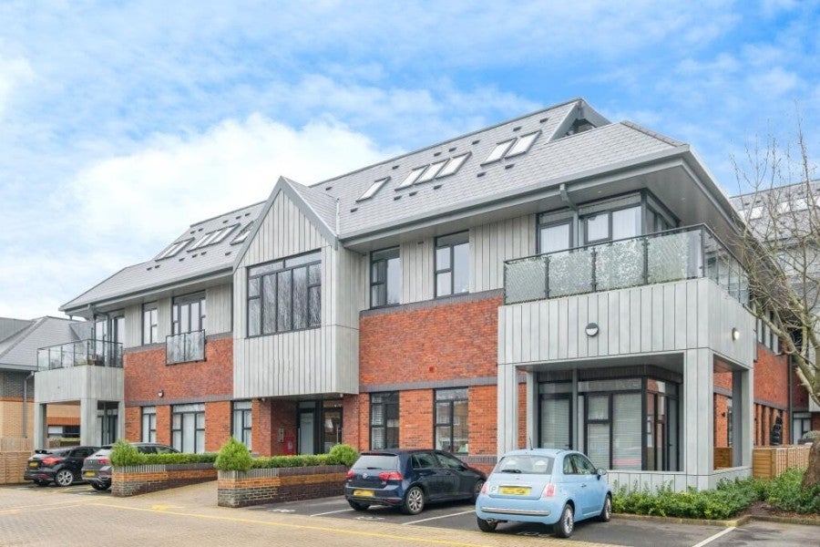 Flat Forsyth Road in Woking