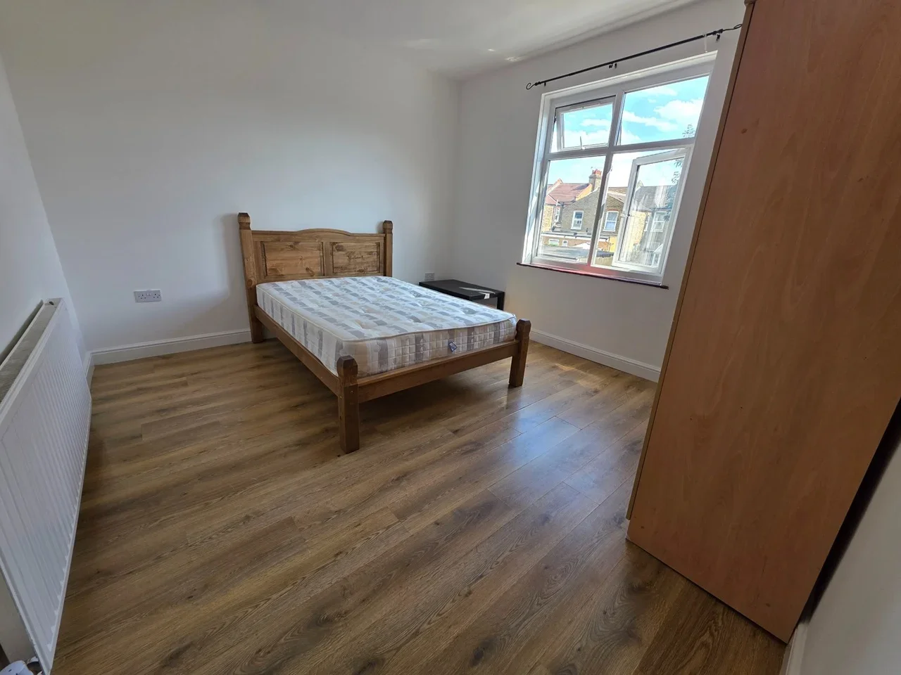 Room Chesterfield Road in Greater London