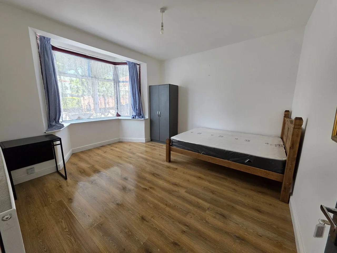 Room Chesterfield Road in Greater London