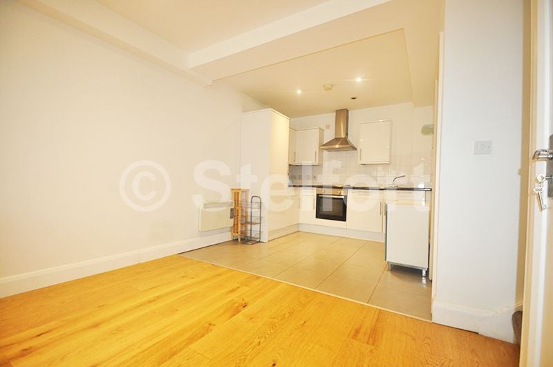 Flat Holloway Road in Greater London