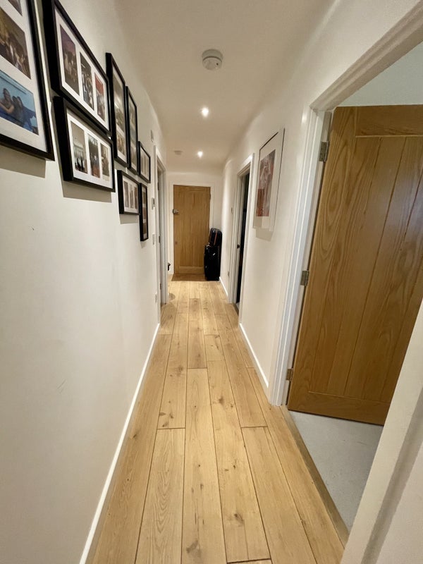 Flat Woodhouse Road in Greater London
