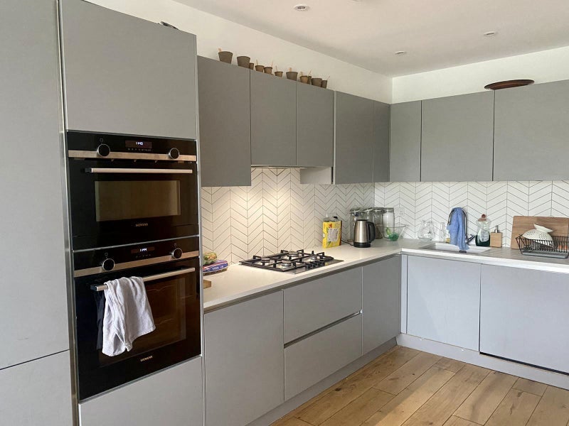 Flat Woodhouse Road in Greater London