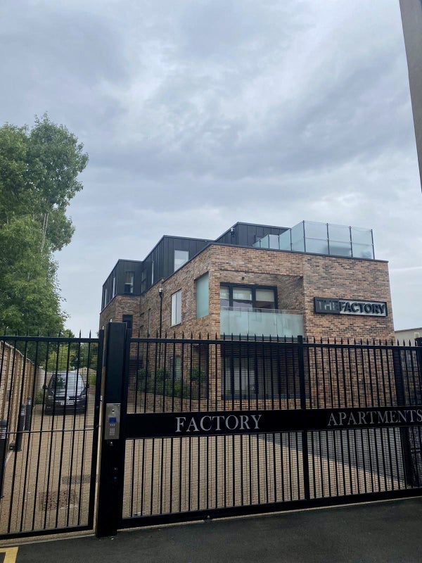 Flat Woodhouse Road in Greater London