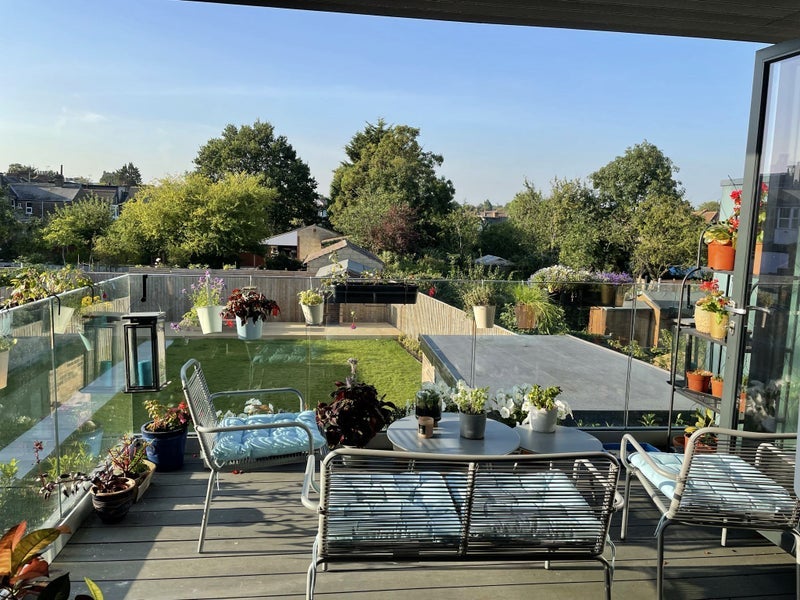 Flat Woodhouse Road in Greater London