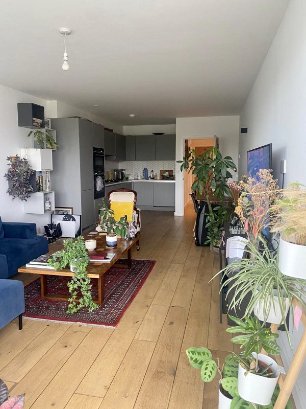Flat Woodhouse Road in Greater London