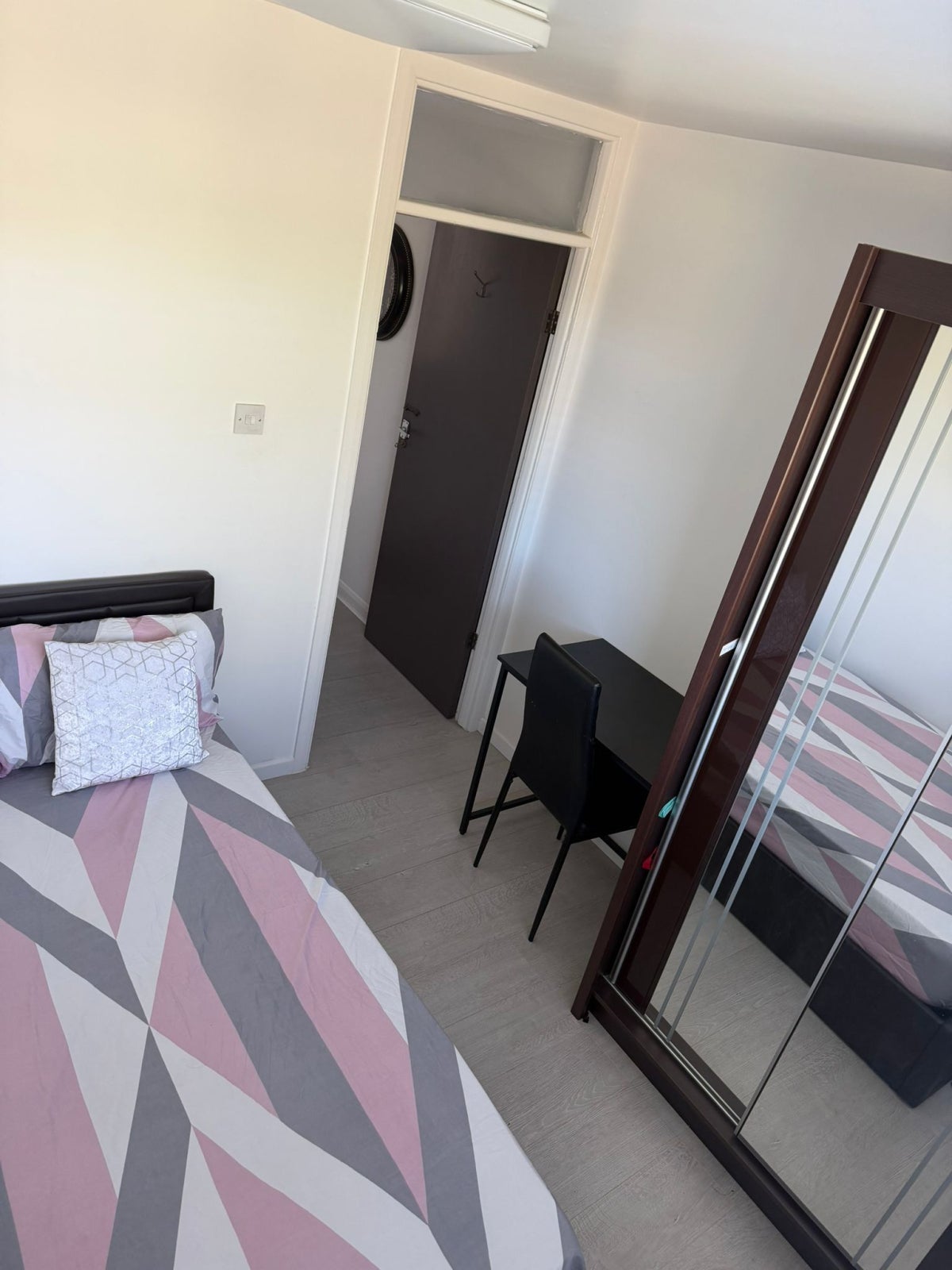 Room Eastern Avenue West in Greater London