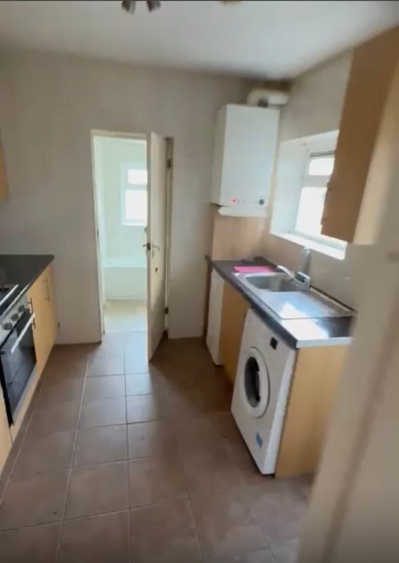 Room Sandown Road in Greater London