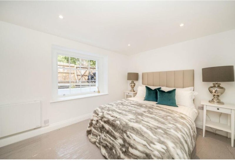 Flat Moorland Road in Greater London