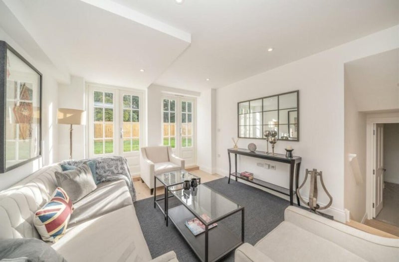Flat Moorland Road in Greater London