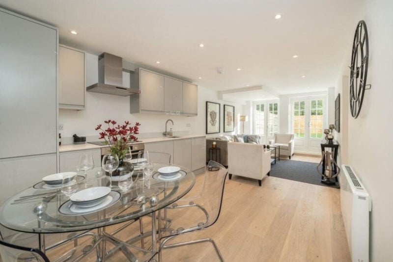 Flat Moorland Road in Greater London