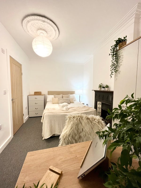 Room Bell Hill Road in Bristol