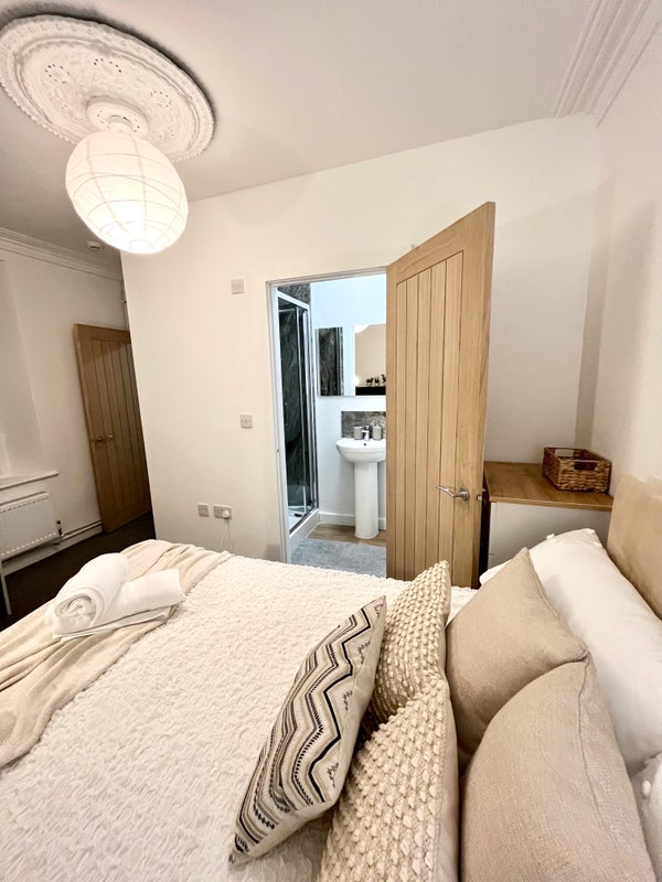 Room Bell Hill Road in Bristol
