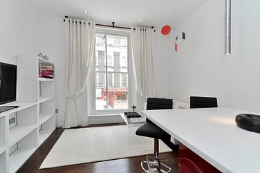 Flat Spring Street in City of Westminster