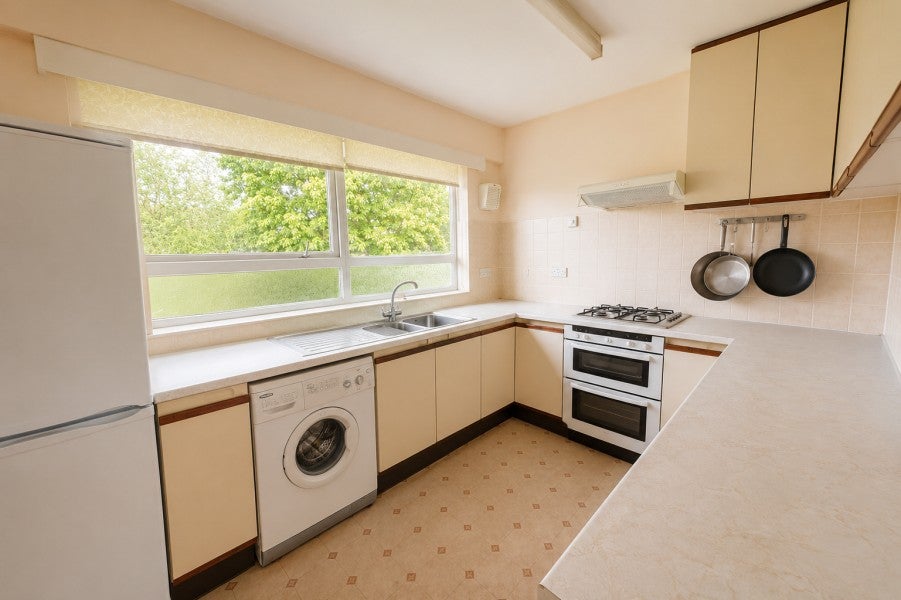 Room Boxgrove Road in Guildford
