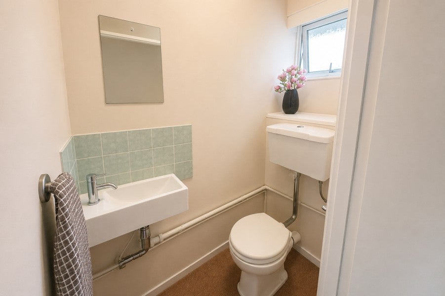 Room Boxgrove Road in Guildford