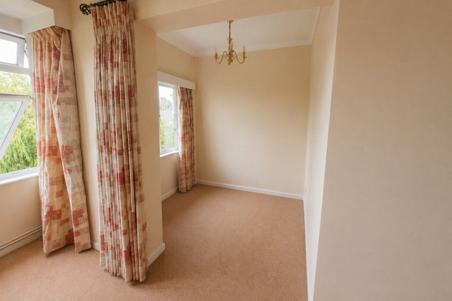 Room Boxgrove Road in Guildford