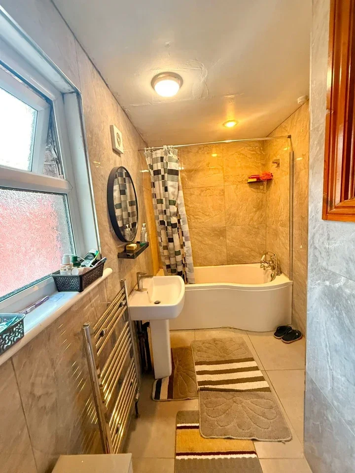 Room Brookdale Road in Greater London