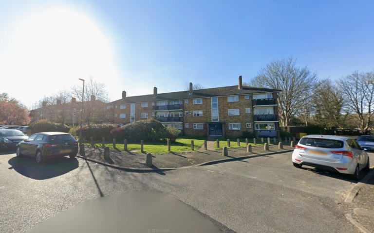 Flat Ellenborough Road in Greater London