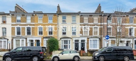 Flat Evering Road in Greater London