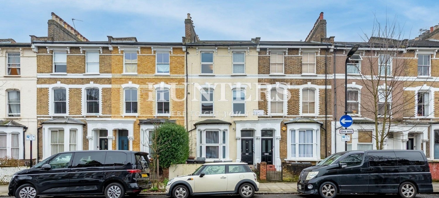 Flat Evering Road in Greater London