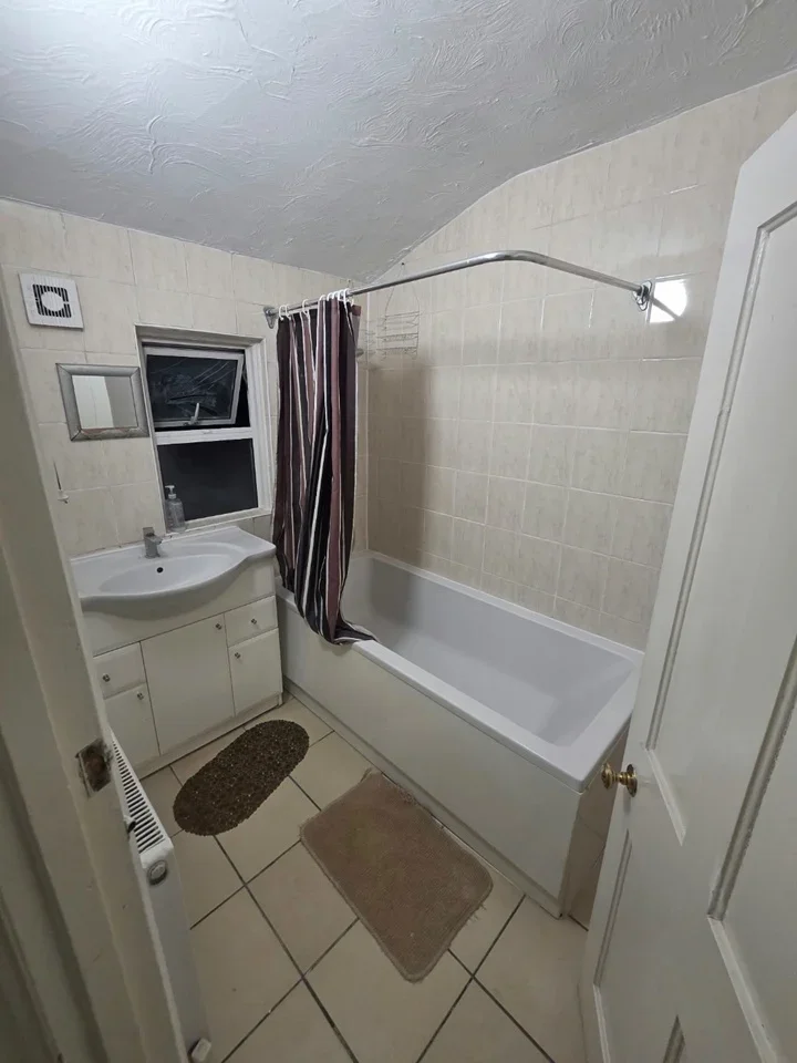Flat Thorold Road in Greater London