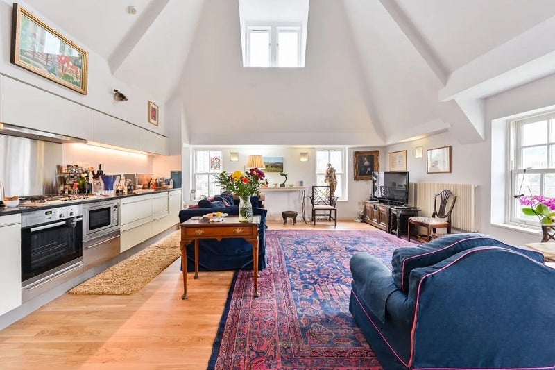 Flat Lawn Lane in Greater London
