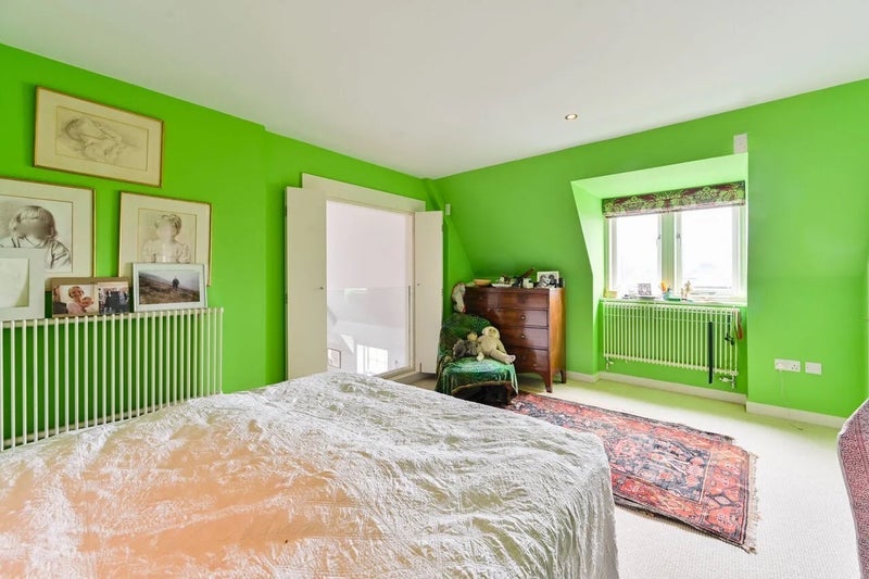 Flat Lawn Lane in Greater London