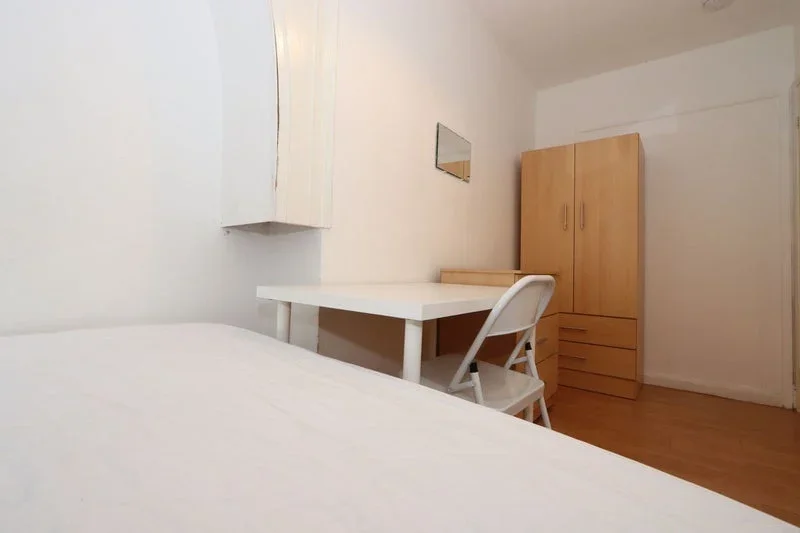 Room Hereford Street in Greater London