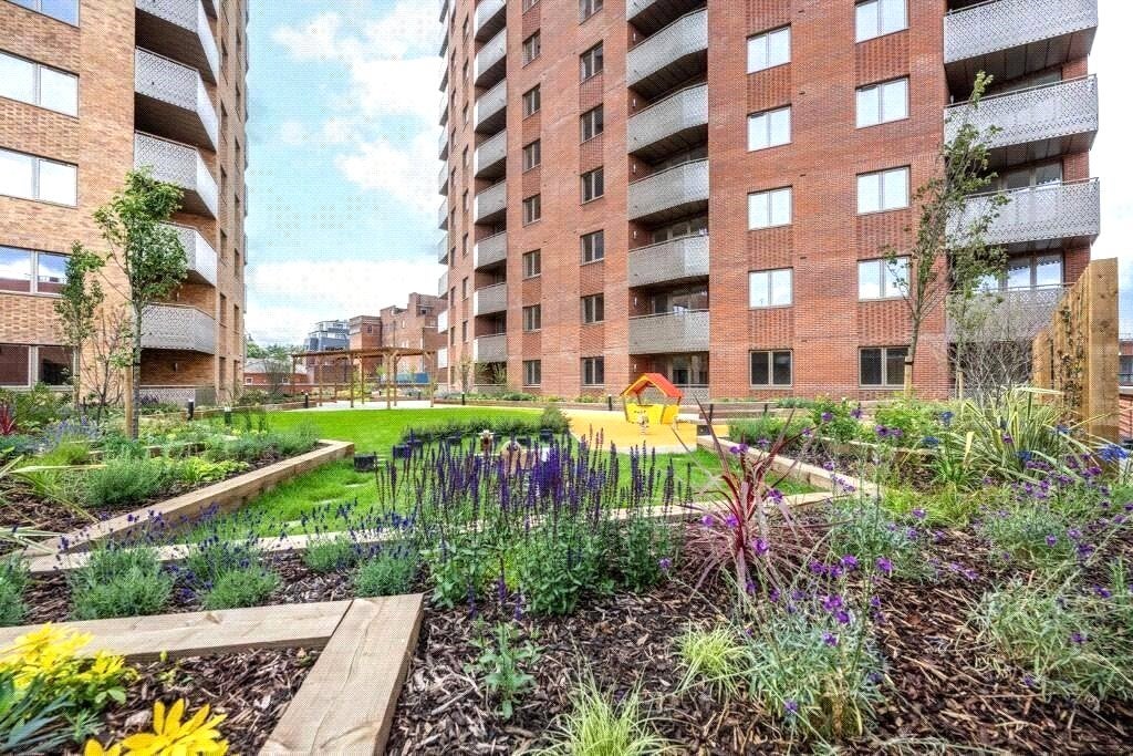 Flat Elmsleigh Road in Borough of Spelthorne
