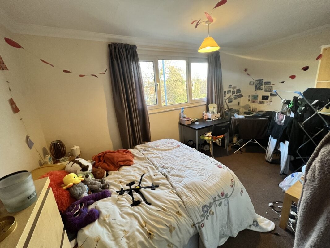 Flat Queenswood Drive in Leeds