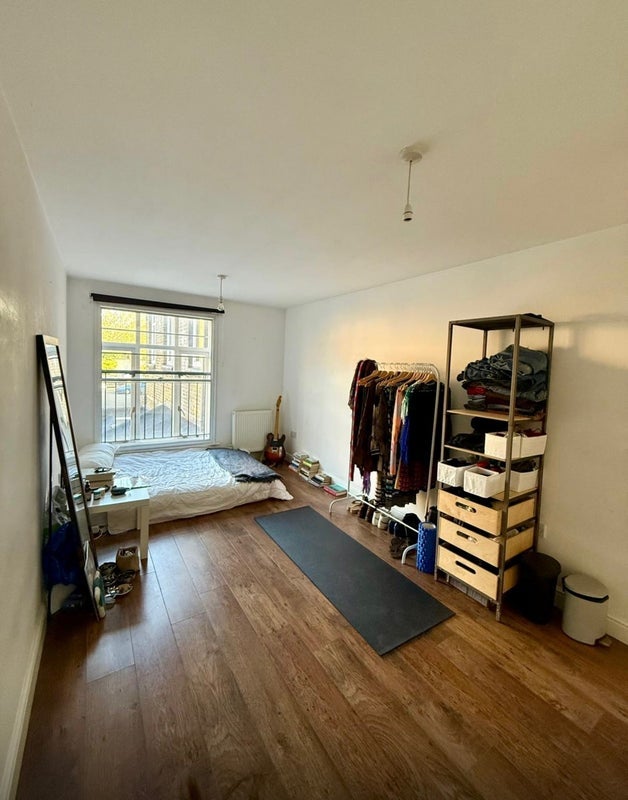Room Brixton Road in Greater London