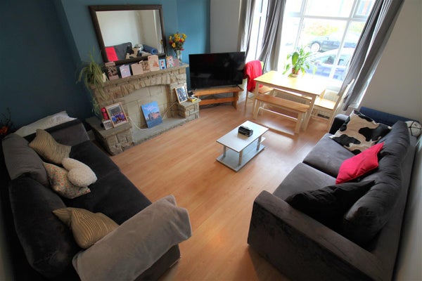 Flat Back Estcourt Avenue in Leeds
