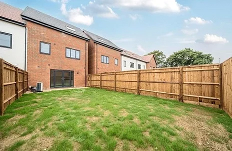 House Eighth Avenue in Luton