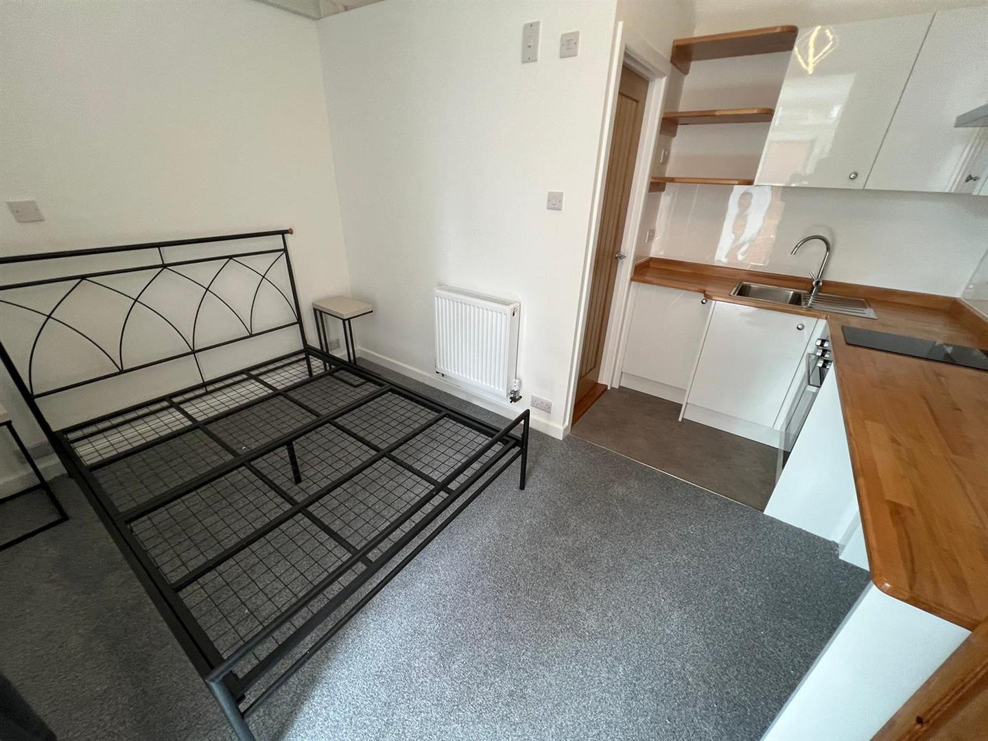 Room Waverley Road in Portsmouth