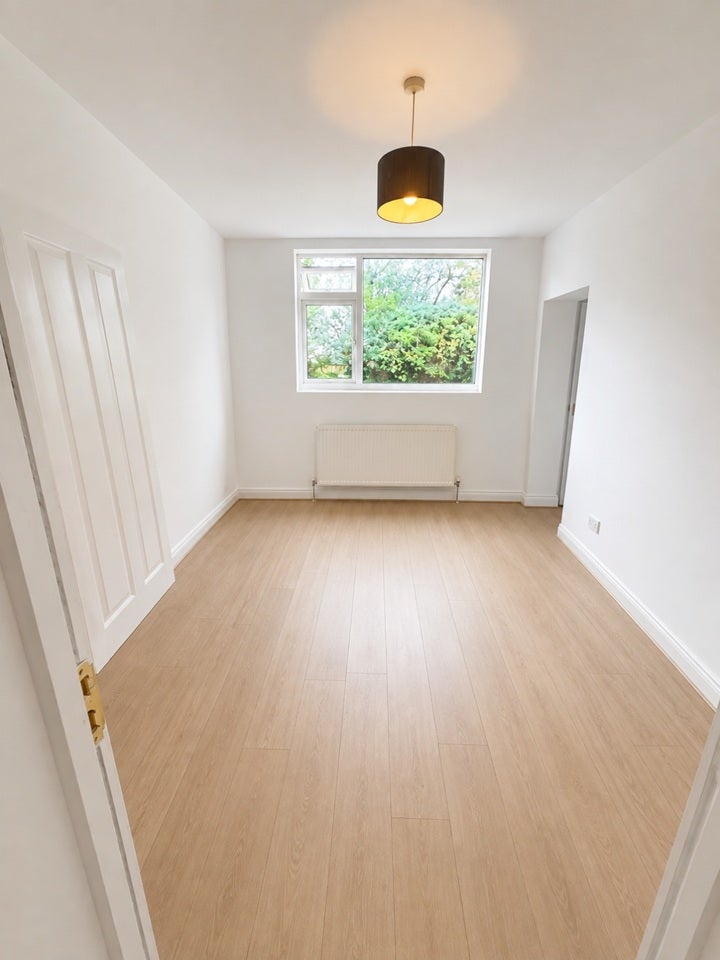 Flat The Vale in Greater London